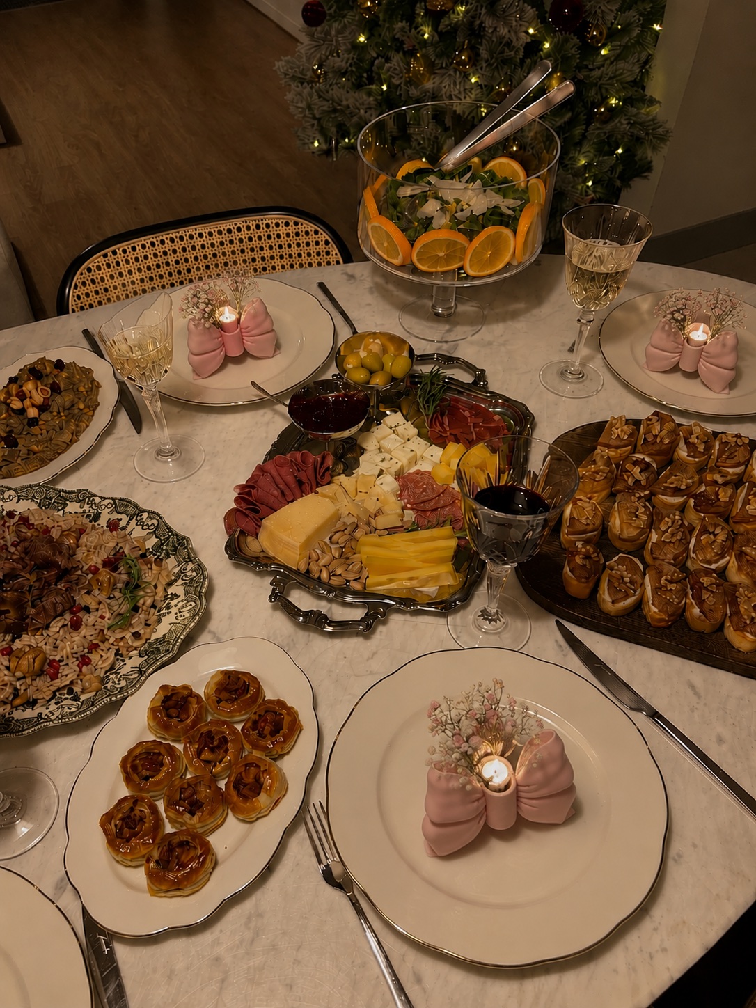 Pudra fiyonk mumluklarla hazırlanmış özel davet masası
